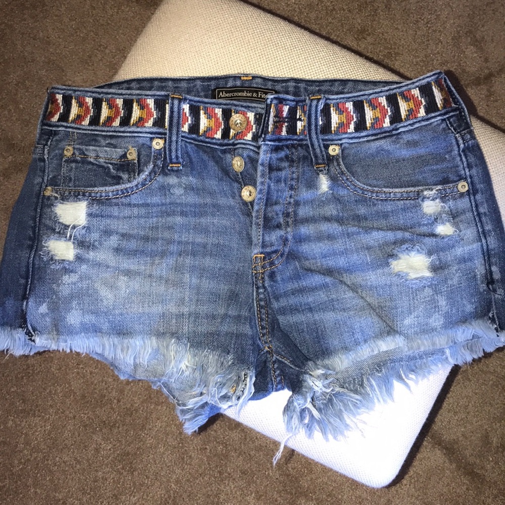 Abercrombie detailed waist jean fringed shorts.